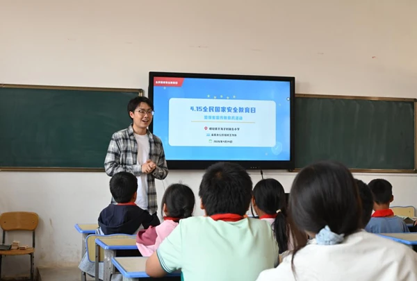 省委办公厅驻村工作队开展保密宣传教育活动